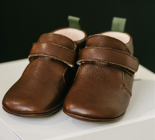 chaussures bébé à scratch marron chocolat posé sur boite blanche