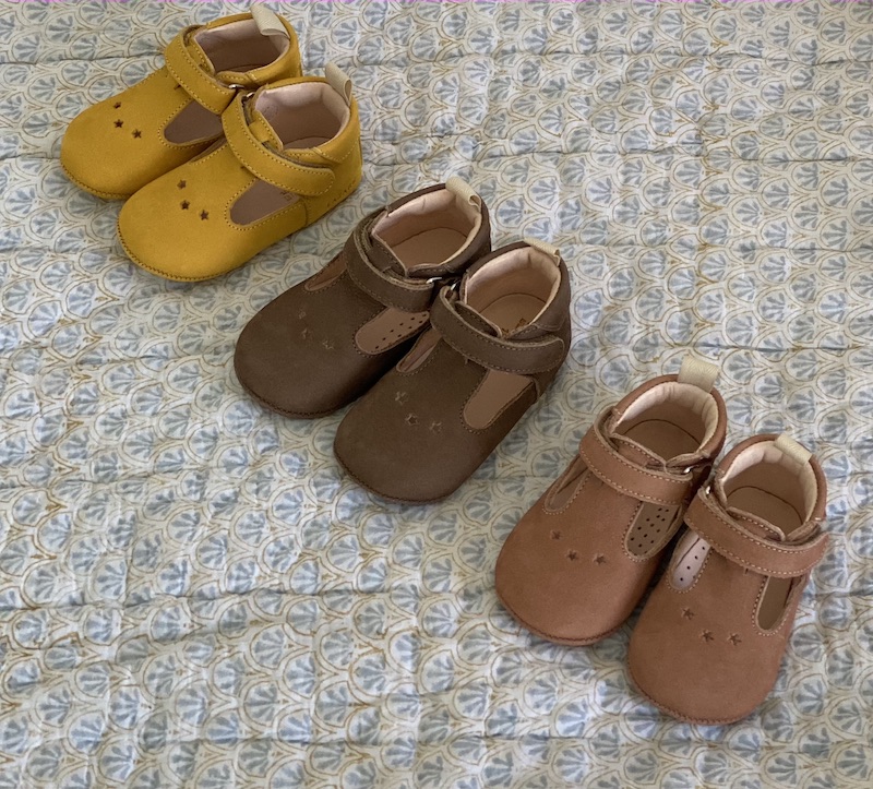 Gamme de chaussons bébé César en cuir nubuck avec étoiles sur le dessus