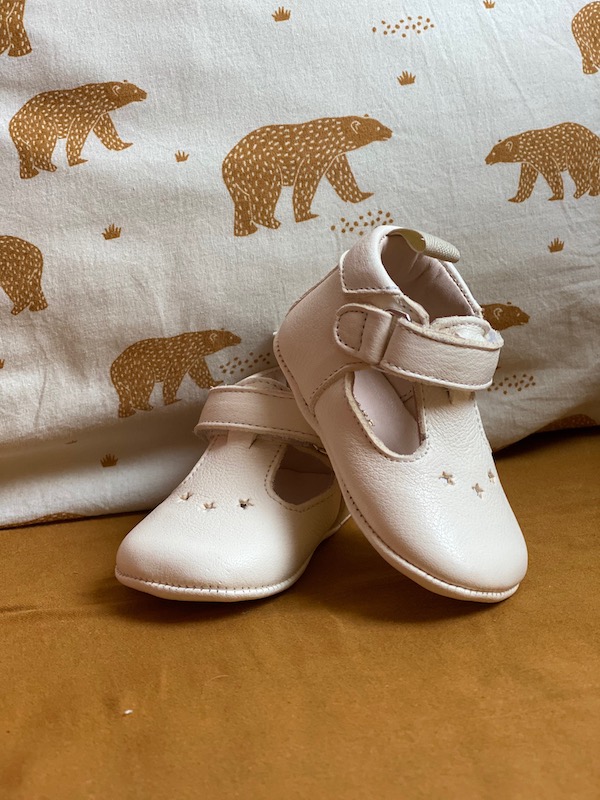 chaussons bébé César en cuir souple blanc avec étoiles sur le dessus