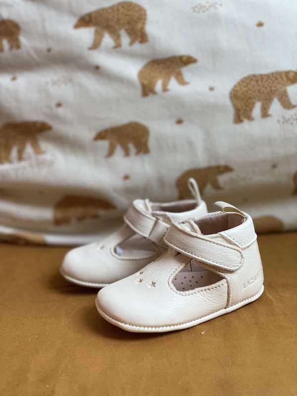 chaussons bébé César en cuir souple blanc avec étoiles sur le dessus