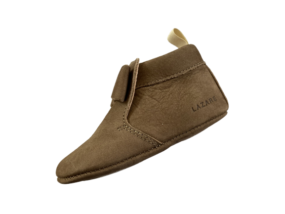 chaussons bébé Arielle en cuir nubuck taupe avec neuf sur le dessus vu coté