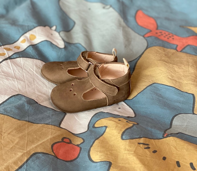 chaussons bébé césar sur drap