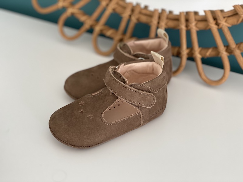 chaussons bébé césar nubuck taupe sur fond blanc