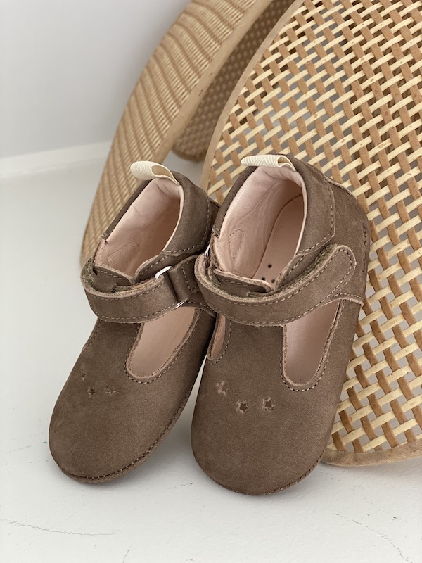 chaussons bébé césar nubuck taupe sur canage