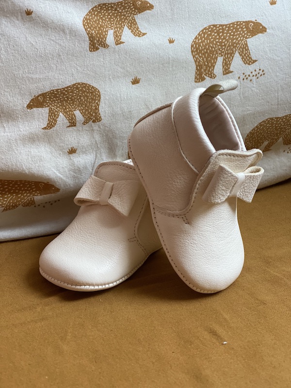 chaussons bébé Arielle en cuir souple blanc avec neuf sur le dessus