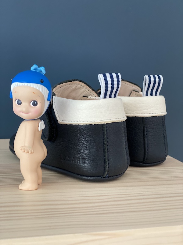 chaussons bébé Achille en cuir souple bleu marine avec col blanc et languette rayée marine