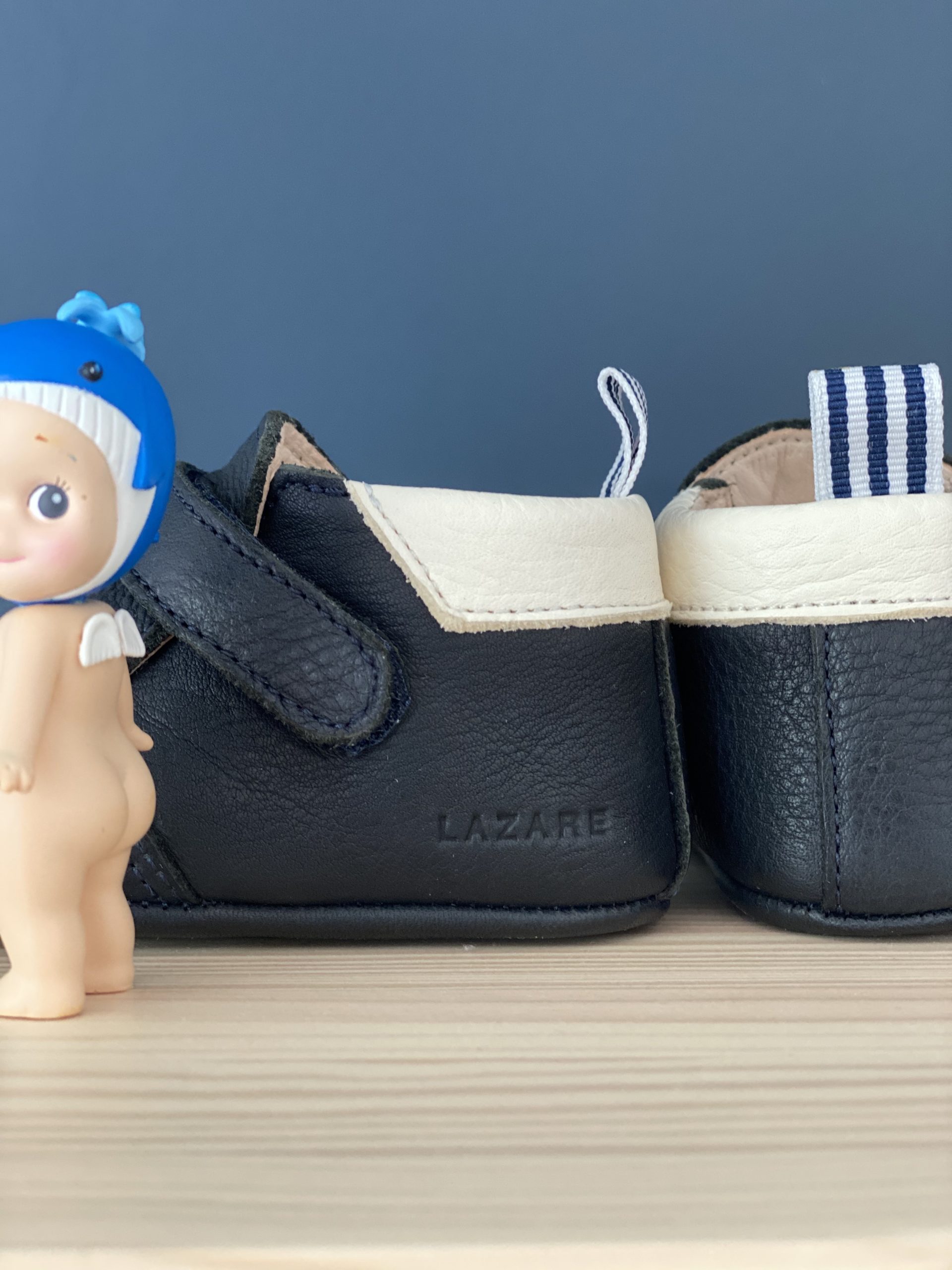 chaussons bébé Achille en cuir souple bleu marine avec col blanc et languette rayée marine