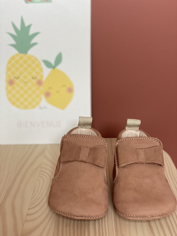 chaussons bébé Arielle en cuir nubuck rose souple avec noeud sur le dessus vu de face