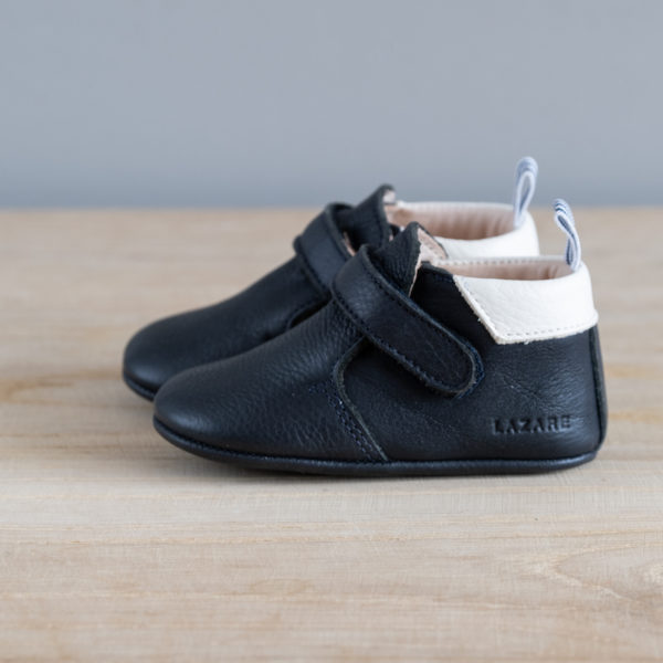 Chaussons bébé Achille bleu marine col blanc en cuir souple vu de coté