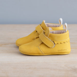 Chaussons bébé Suzanne jaune nubuck en cuir souple vu de coté