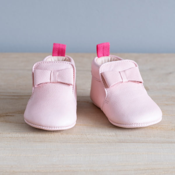 Chaussons bébé Arielle rose en cuir souple vu face