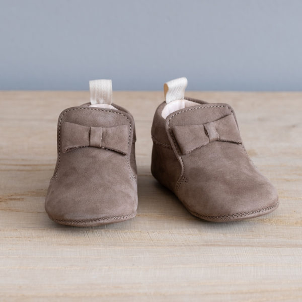 Chaussons bébé Arielle taupe nubuck en cuir souple vu face