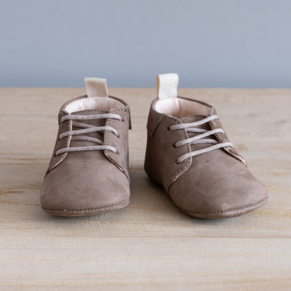 Chaussons bébé Colombe taupe nubuck en cuir souple vu face