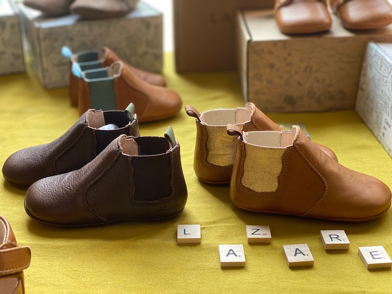chaussons bébé Oscar marron élastique doré et Oscar chocolat vu coté