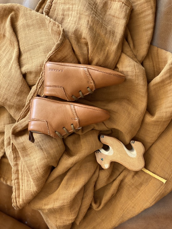 chaussons bébé Colombe calvados à lacets sur foulard ocre