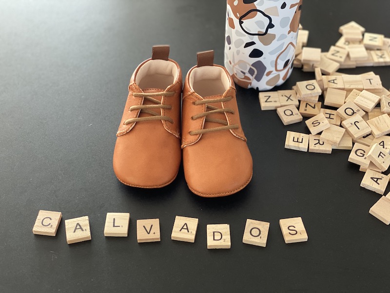 chaussons bébé Colombe calvados à lacets avec lettres Scrabble vu face