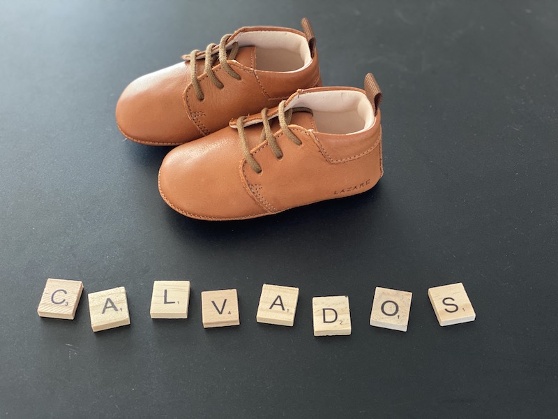 chaussons bébé Colombe calvados à lacets avec lettres Scrabble vu coté