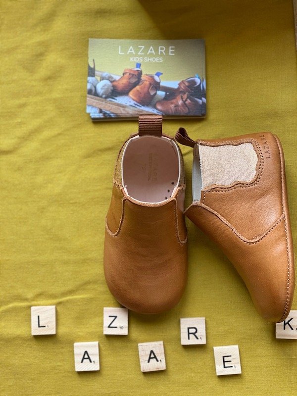 Chaussons bébé Oscar en cuir souple marron et élastique doré avec lettre scrabble
