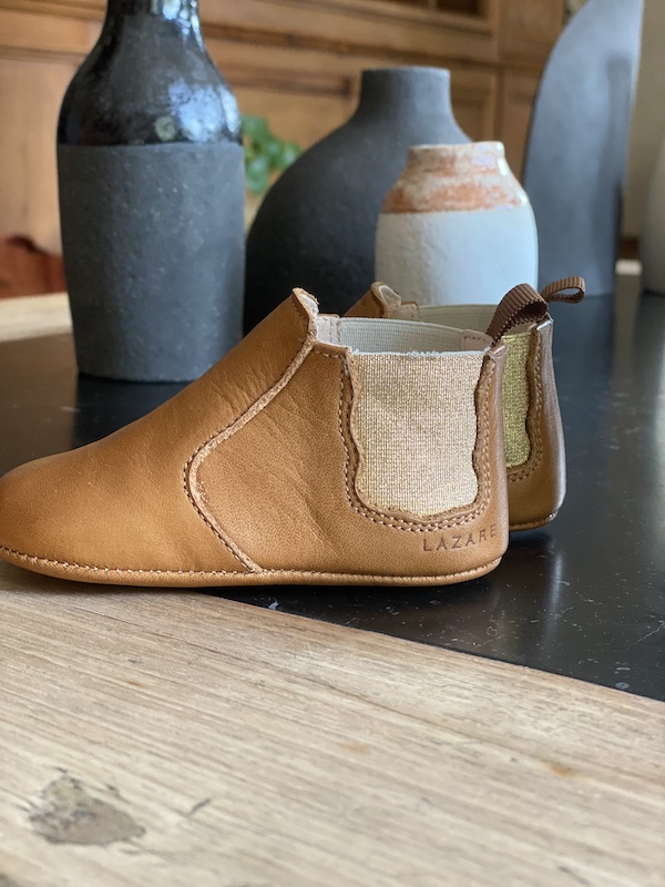 chaussons bébé Oscar marron élastique doré vu coté